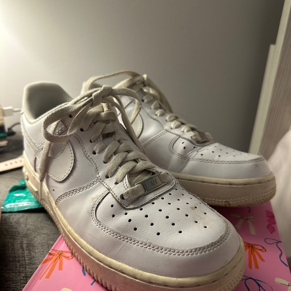 White Nike Air Force One size 9